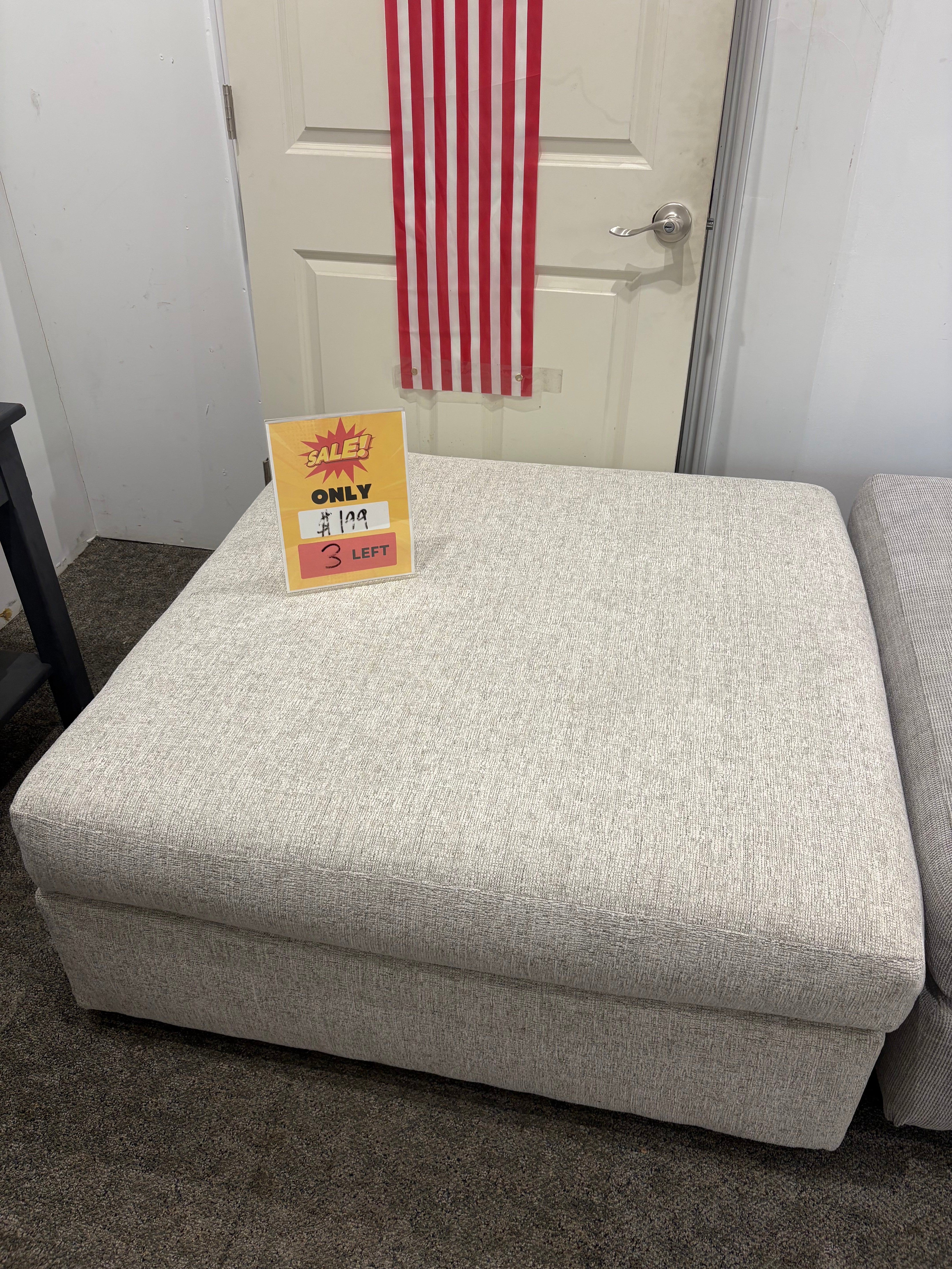 Bennet ottoman